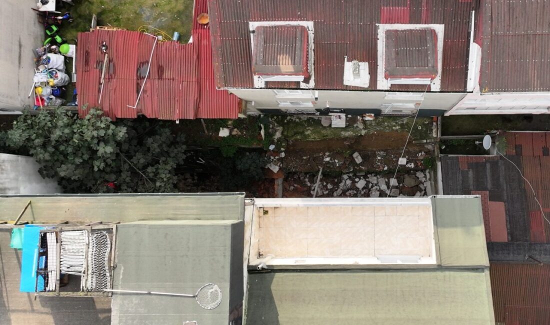 İstanbul Arnavutköy'de, iki bina arasında bulunan istinat duvarının çökmesi nedeniyle