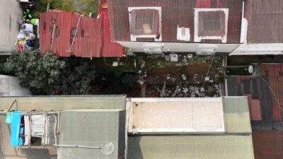 İstanbul Arnavutköy'de, iki bina arasında bulunan istinat duvarının çökmesi nedeniyle