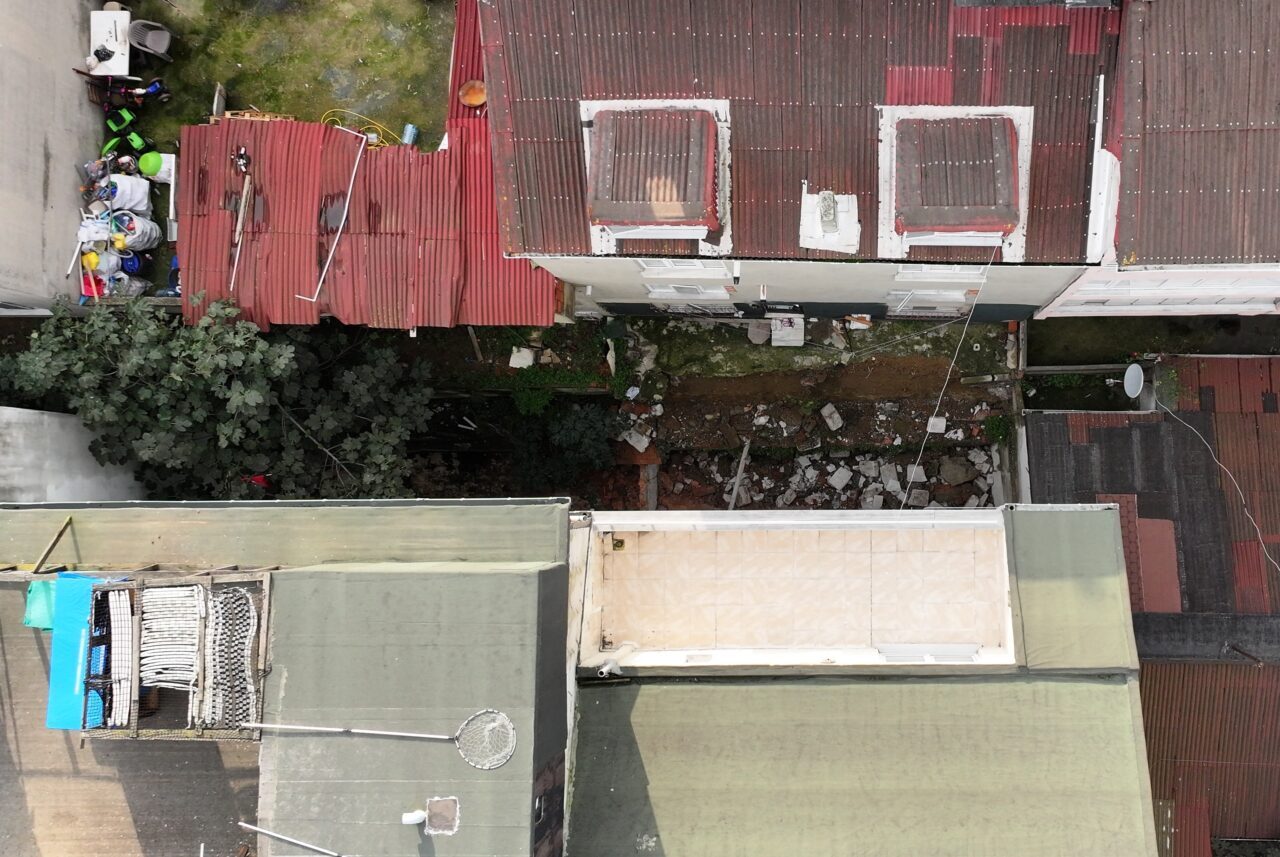 İstanbul Arnavutköy'de, iki bina arasında bulunan istinat duvarının çökmesi nedeniyle