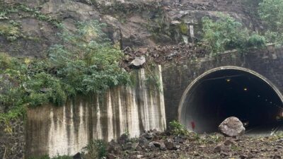 Artvin'de heyelan nedeniyle kapanan Kemalpaşa-Sarp Sınır Kapısı karayolu ulaşıma açıldı.