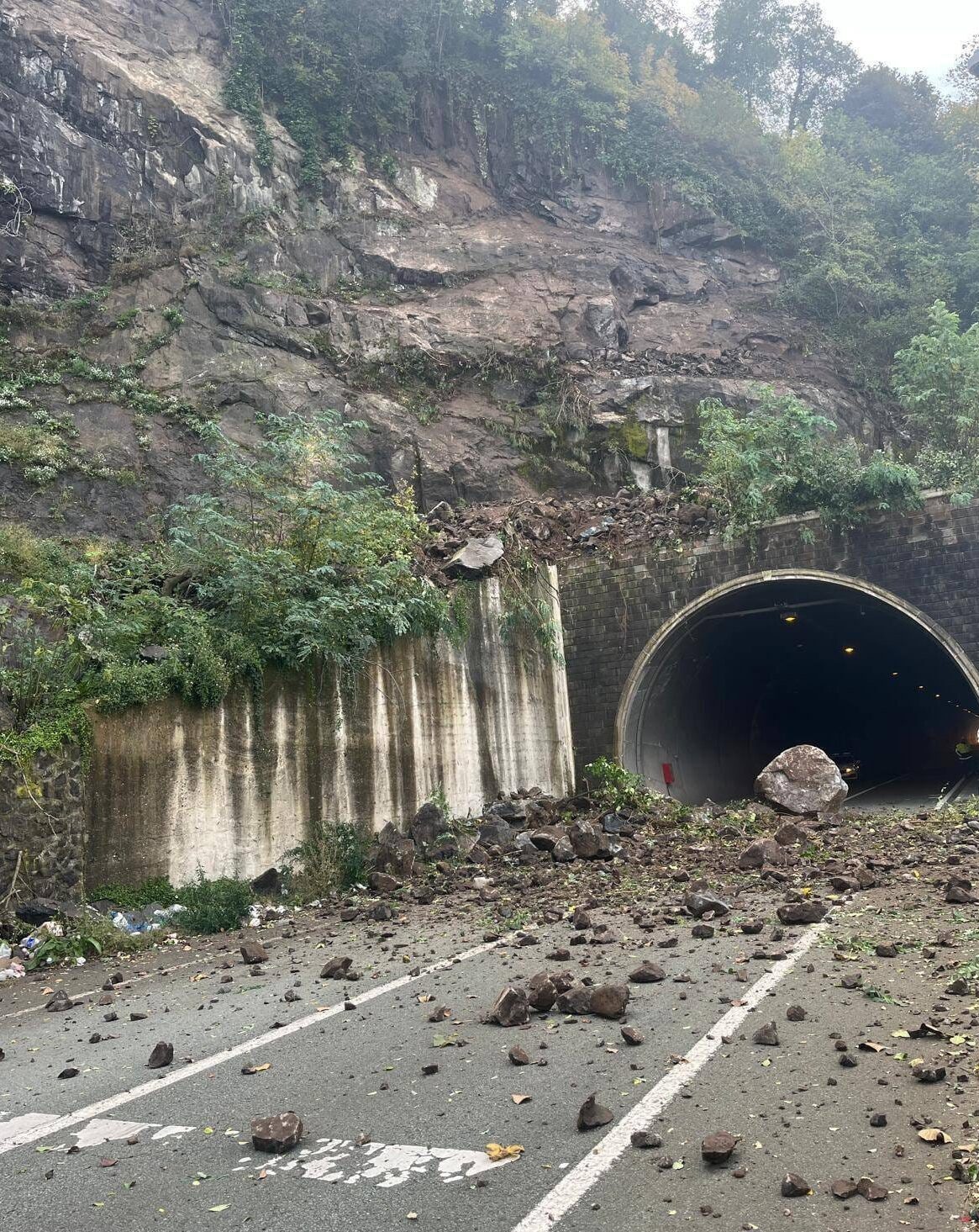 Artvin'de heyelan nedeniyle kapanan Kemalpaşa-Sarp Sınır Kapısı karayolu ulaşıma açıldı.