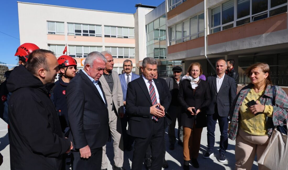 Artvin'de yamaçtan kopan kaya parçaları, Çoruh Nehri'ne yuvarlandı.