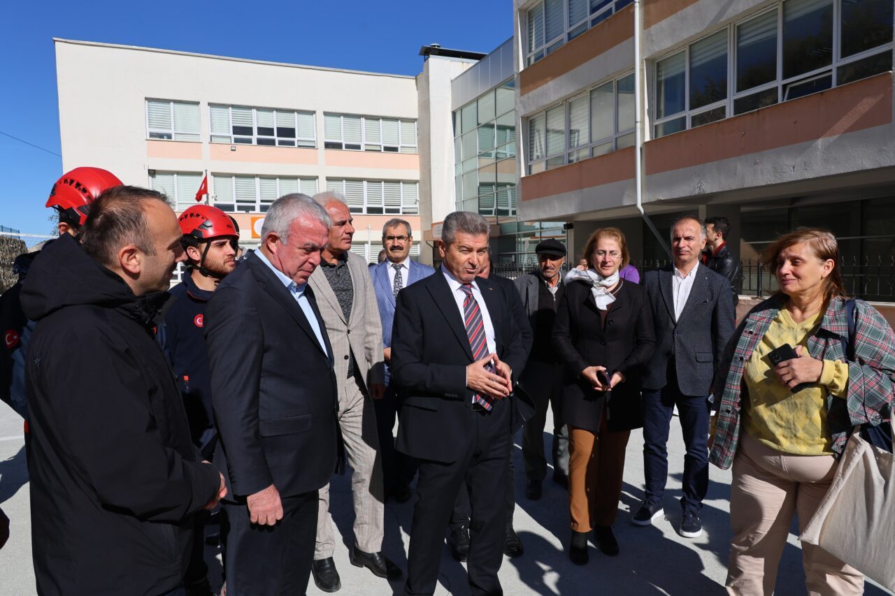 Artvin'de yamaçtan kopan kaya parçaları, Çoruh Nehri'ne yuvarlandı.