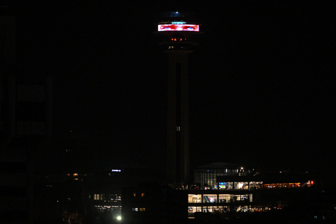 Ankara'nın simge yapılarından Atakule'ye, 10 Kasım Atatürk'ü Anma Günü dolayısıyla