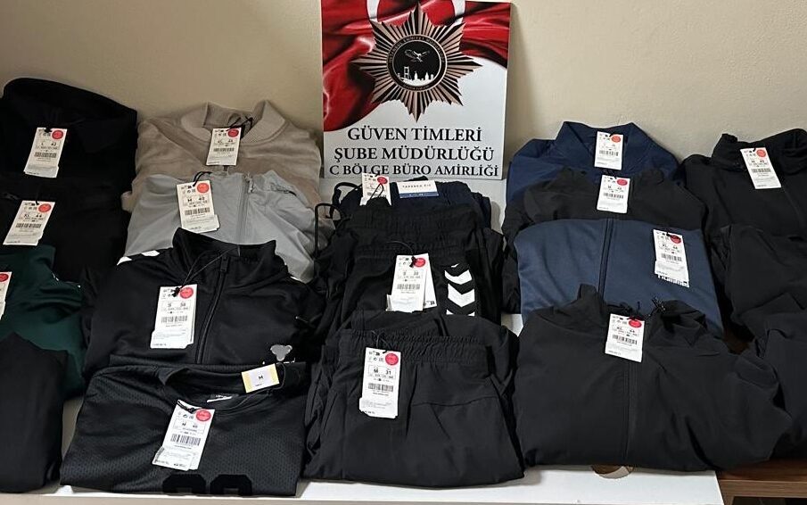 İstanbul Ataşehir'de, farklı tarihlerde alışveriş merkezlerindeki (AVM) mağazalardan yaklaşık 1