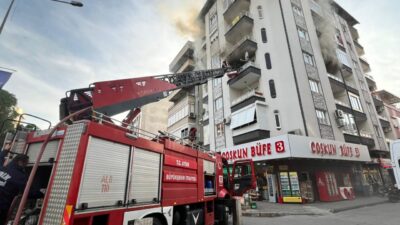 Aydın'ın Nazilli ilçesindeki bir apartman dairesinde çıkan yangın ekiplerin müdahalesiyle