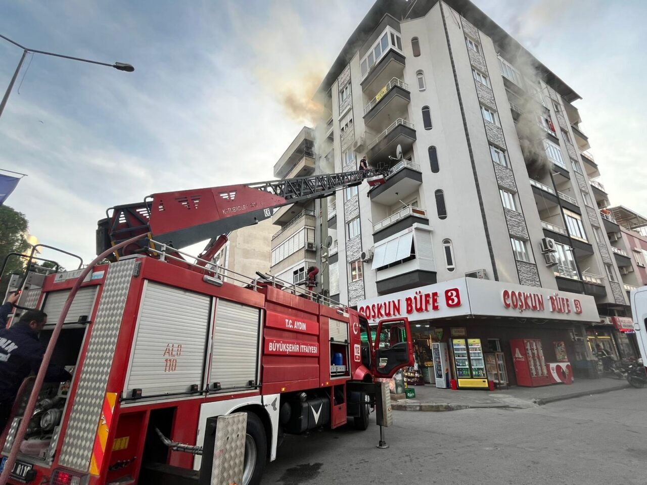 Aydın'ın Nazilli ilçesindeki bir apartman dairesinde çıkan yangın ekiplerin müdahalesiyle