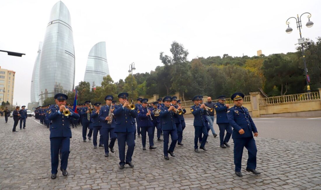 Azerbaycan'ın başkenti Bakü'de Karabağ Zaferi'nin 5. yılı dolayısıyla yürüyüşler gerçekleştirildi.