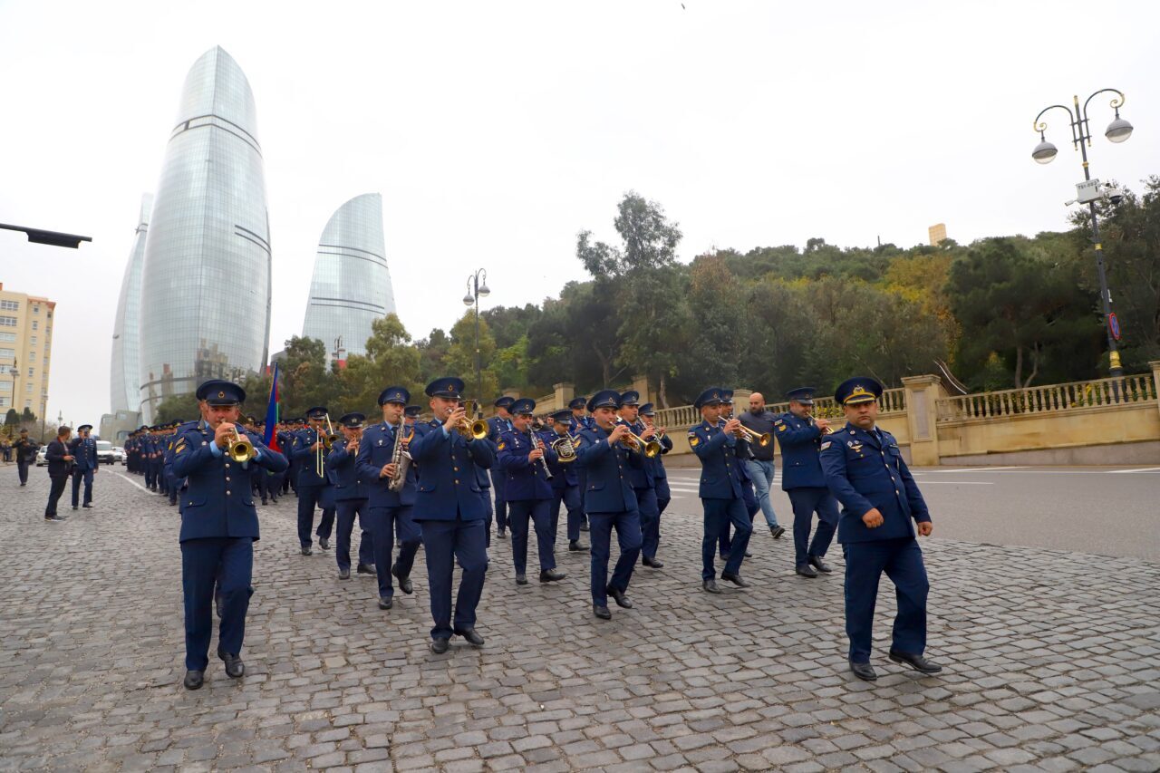 Azerbaycan'ın başkenti Bakü'de Karabağ Zaferi'nin 5. yılı dolayısıyla yürüyüşler gerçekleştirildi.