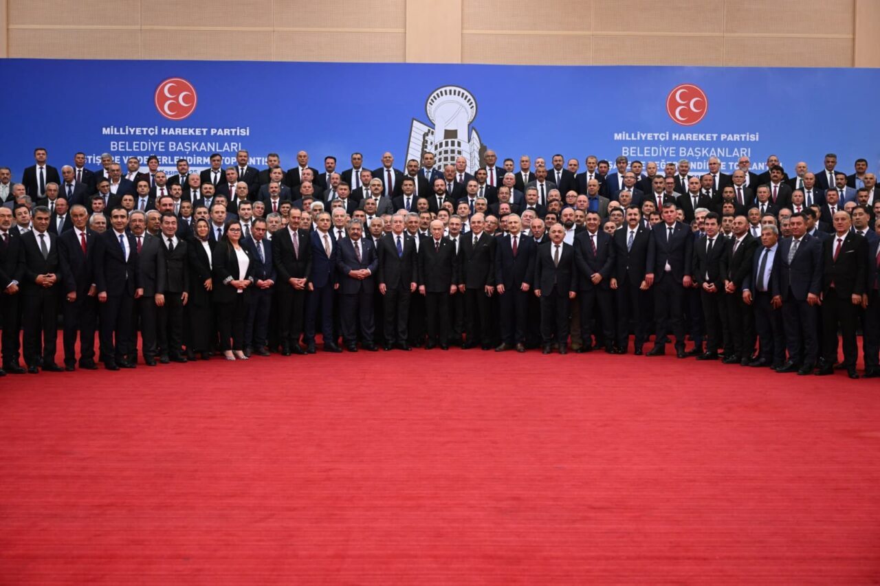 MHP Genel Başkanı Devlet Bahçeli, MHP'li belediye başkanlarıyla akşam yemeğinde