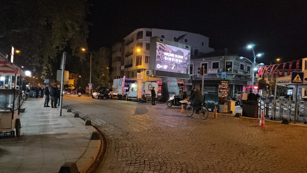  Balıkesir'in Sındırgı ilçesinde saat 19.15'te 4,3 büyüklüğünde deprem meydana geldi.