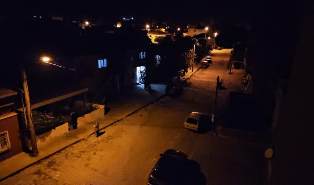 Balıkesir'in Sındırgı ilçesinde saat 05.48'de 4,5 büyüklüğünde deprem meydana geldi.