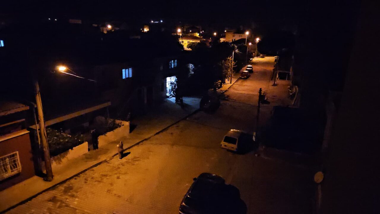 Balıkesir'in Sındırgı ilçesinde saat 05.48'de 4,5 büyüklüğünde deprem meydana geldi.