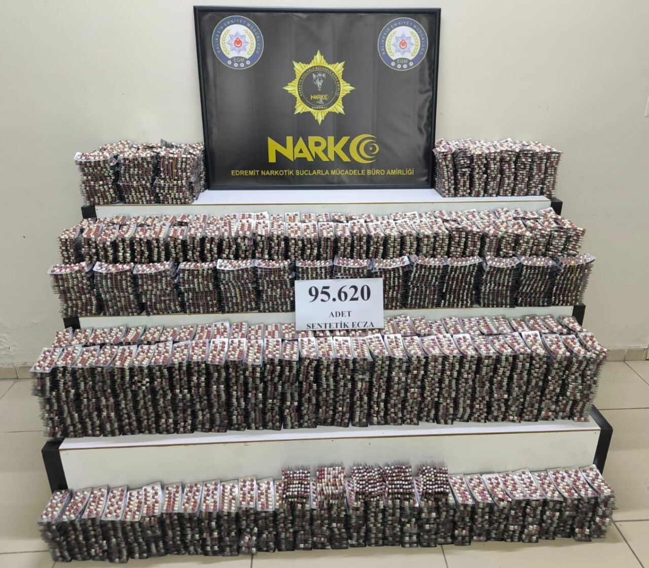 Balıkesir'in Burhaniye ilçesinde düzenlenen operasyonda 95 bin 620 yasaklı hap