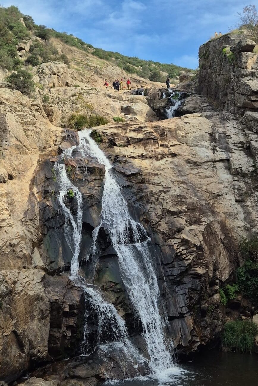 Balıkesir'in Susurluk ilçesinde kayalıklarda mahsur kalan 2 kişi, itfaiye ve