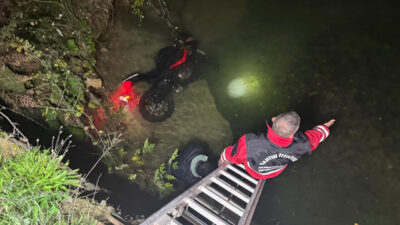  Bartın'da dere yatağına devrilen motosikletin sürücüsü, itfaiye ekiplerince kurtarıldı.