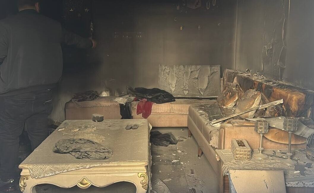 İstanbul Başakşehir'de bir sitede çıkan yangında dumandan etkilenen 2 kişi