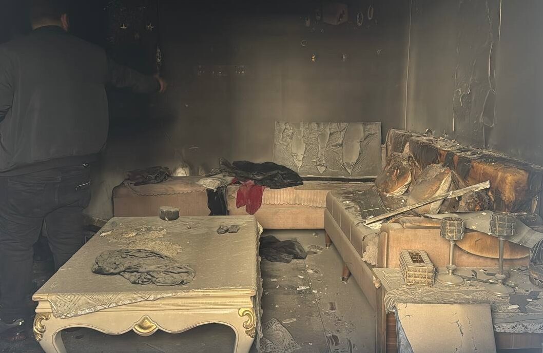 İstanbul Başakşehir'de bir sitede çıkan yangında dumandan etkilenen 2 kişi