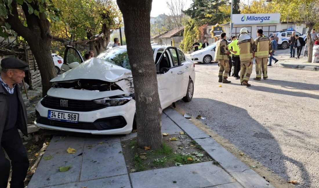 Ankara'nın Beypazarı ilçesinde 3 aracın karıştığı kazada 2 kişi yaralandı.