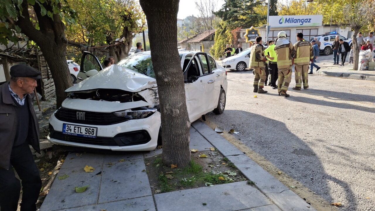 Ankara'nın Beypazarı ilçesinde 3 aracın karıştığı kazada 2 kişi yaralandı.