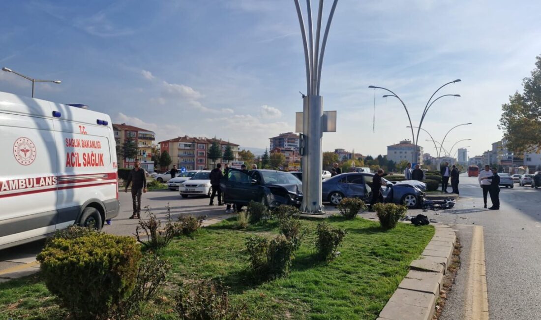 Ankara'nın Kahramankazan ilçesinde, iki otomobilin çarpıştığı kazada 6 kişi yaralandı.