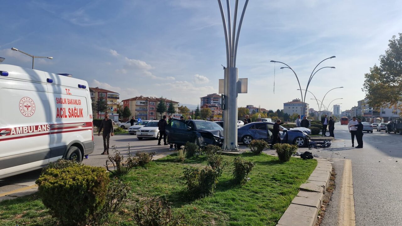 Ankara'nın Kahramankazan ilçesinde, iki otomobilin çarpıştığı kazada 6 kişi yaralandı.
