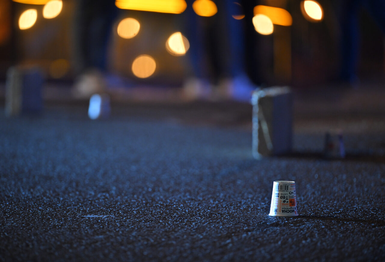  Ankara Çankaya'da, gece saatlerinde bir eğlence mekanının önünde motosikletli şahıs