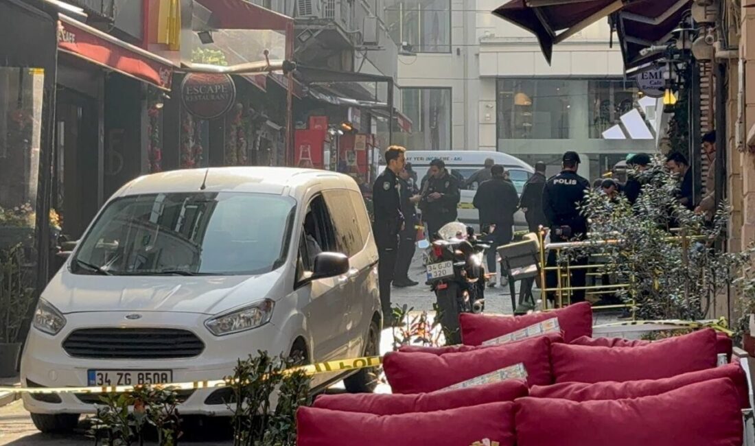 İstanbul Beyoğlu'nda çıkan tartışmada, 2 kişi silahla birbirini yaraladı.