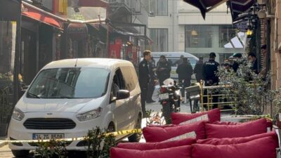 İstanbul Beyoğlu'nda çıkan tartışmada, 2 kişi silahla birbirini yaraladı.