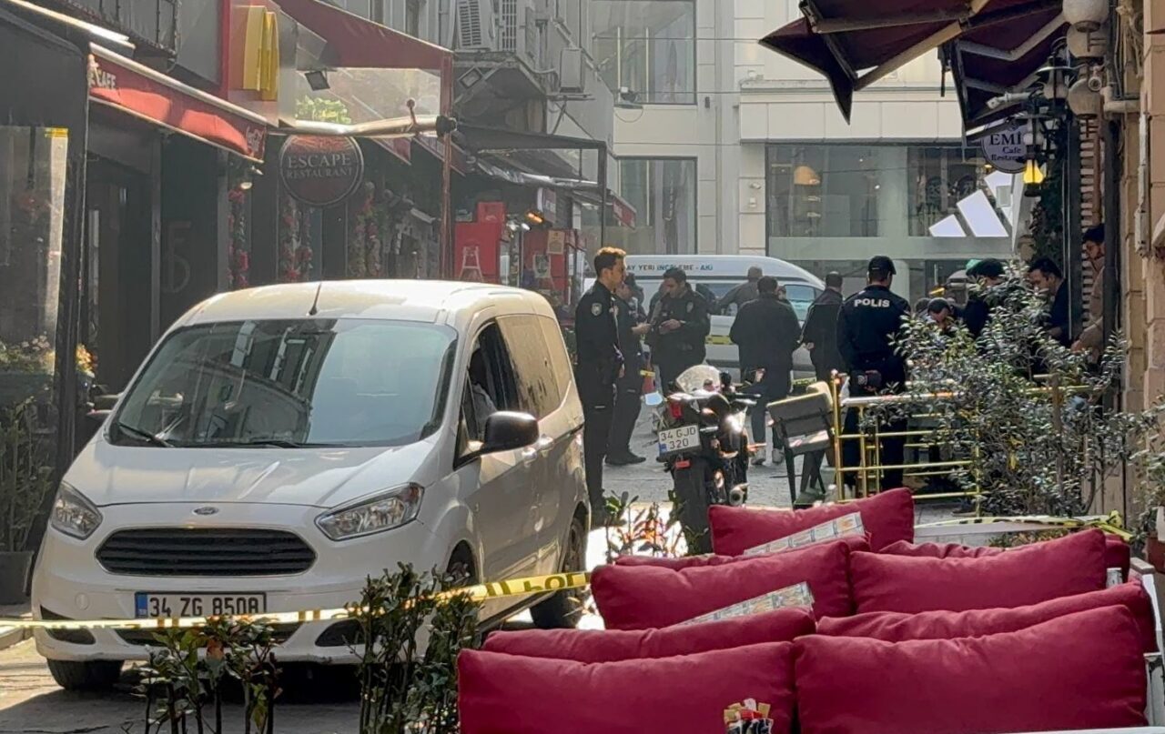İstanbul Beyoğlu'nda çıkan tartışmada, 2 kişi silahla birbirini yaraladı.