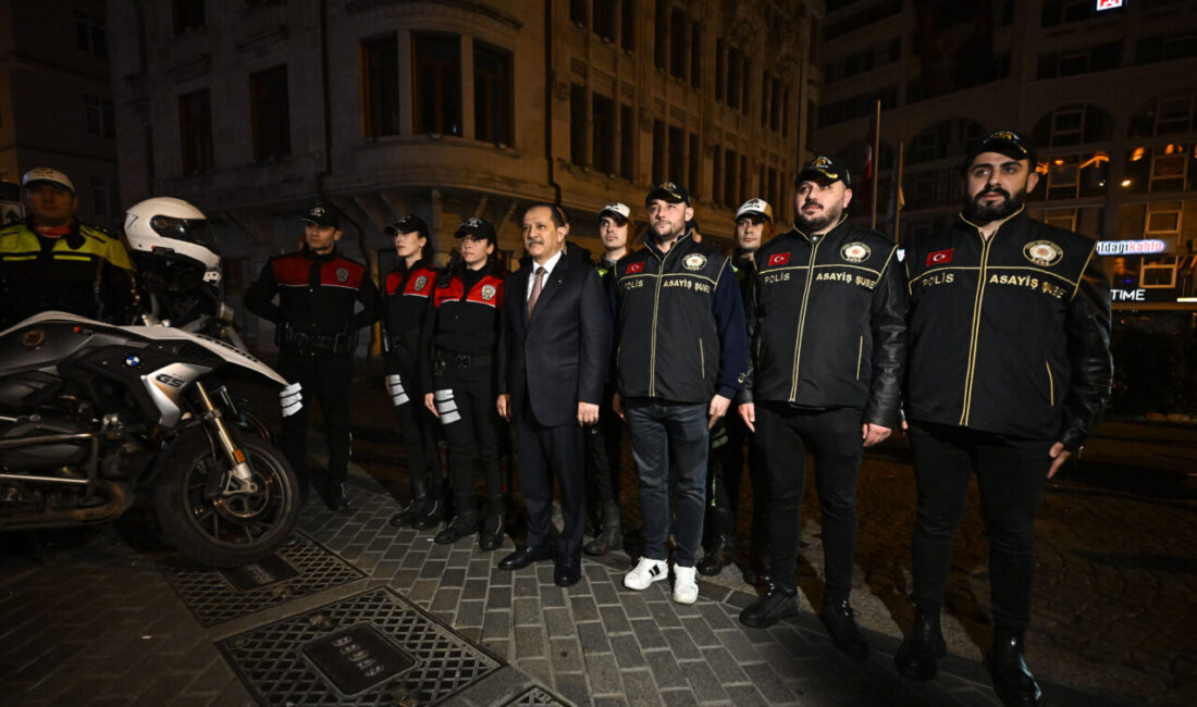 İstanbul Beyoğlu'nda polis ekiplerince "huzur" uygulaması yapıldı.