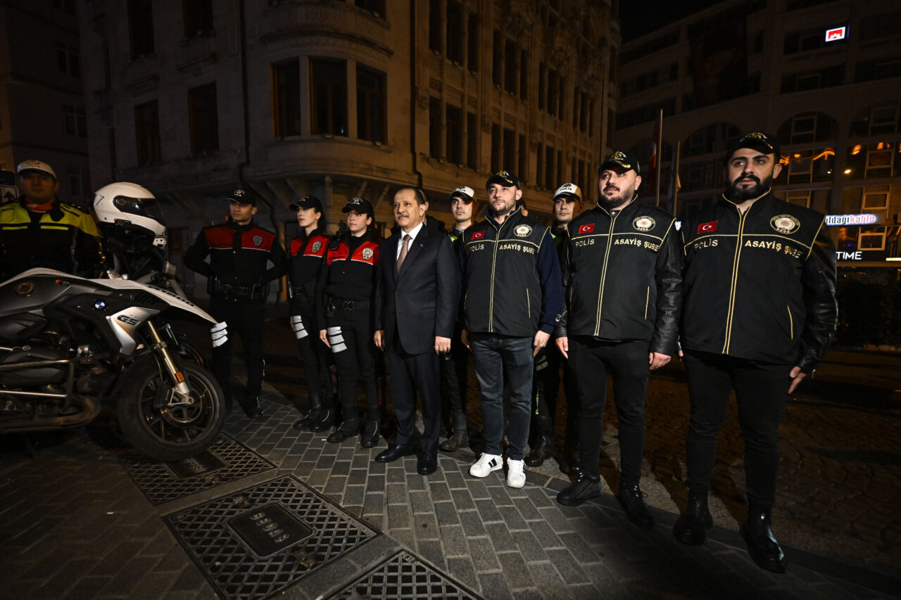 İstanbul Beyoğlu'nda polis ekiplerince "huzur" uygulaması yapıldı.