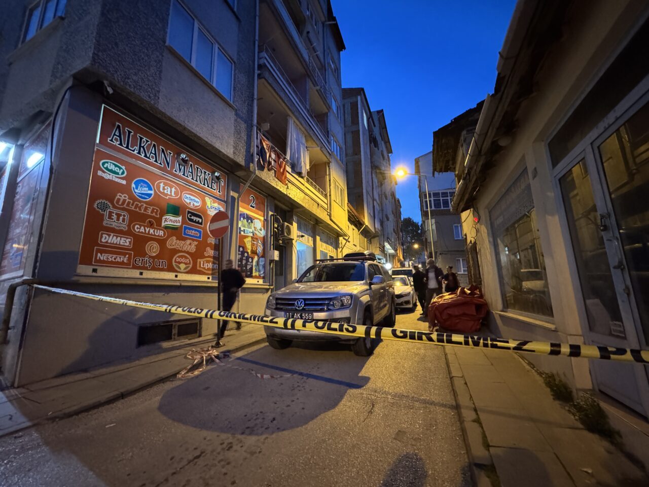 Bilecik'te, polisten kaçarken saklanmak istediği apartman bacasında sıkışan hükümlü, İl