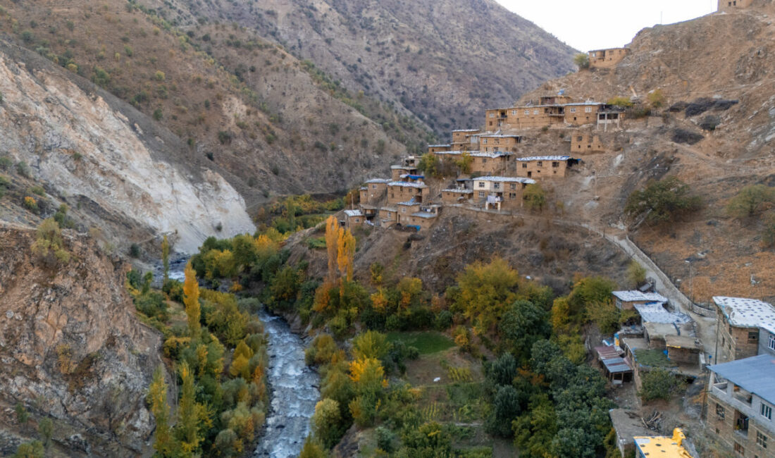 Bitlis'in Hizan ilçesinde taş evleriyle ilgi çeken Uzuntaş köyü, sonbahar