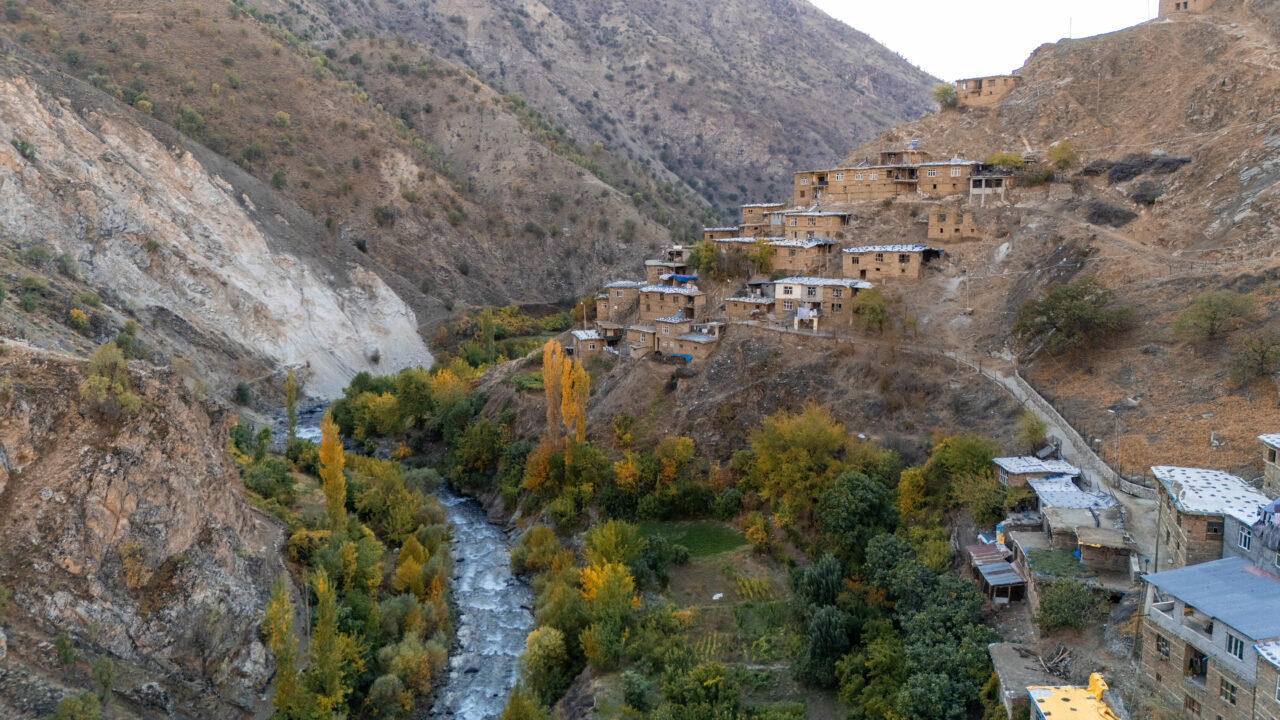 Bitlis'in Hizan ilçesinde taş evleriyle ilgi çeken Uzuntaş köyü, sonbahar