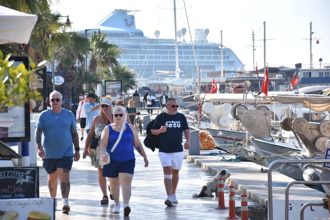 Muğla'nın Bodrum ilçesine, "Marella Discovery 2" ve "Emerald Azzurra" isimli