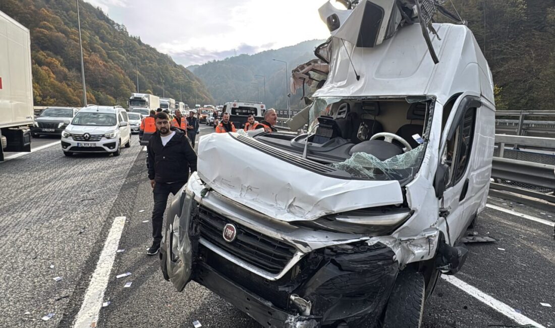  Anadolu Otoyolu'nun Bolu Dağı Tüneli Viyadükleri'nde yolcu otobüsü, tır ve