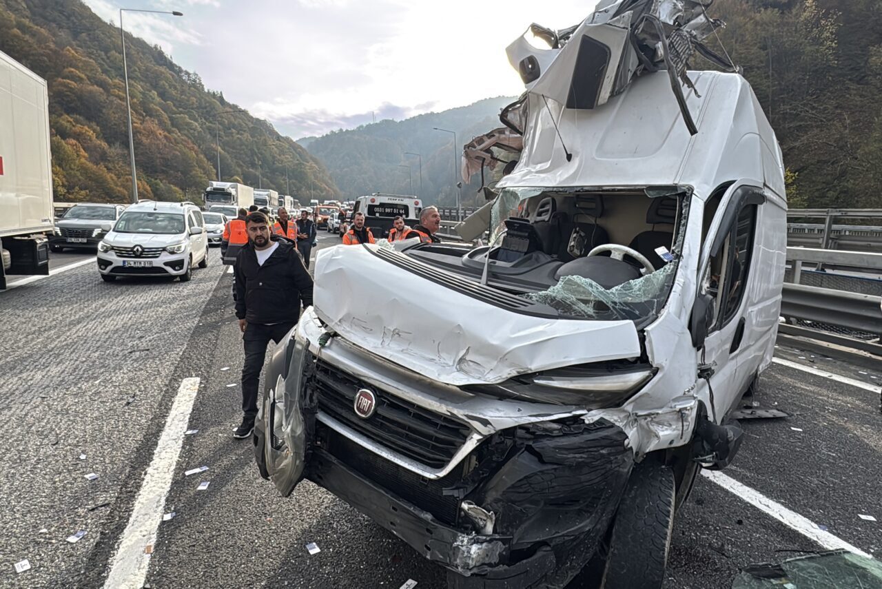  Anadolu Otoyolu'nun Bolu Dağı Tüneli Viyadükleri'nde yolcu otobüsü, tır ve