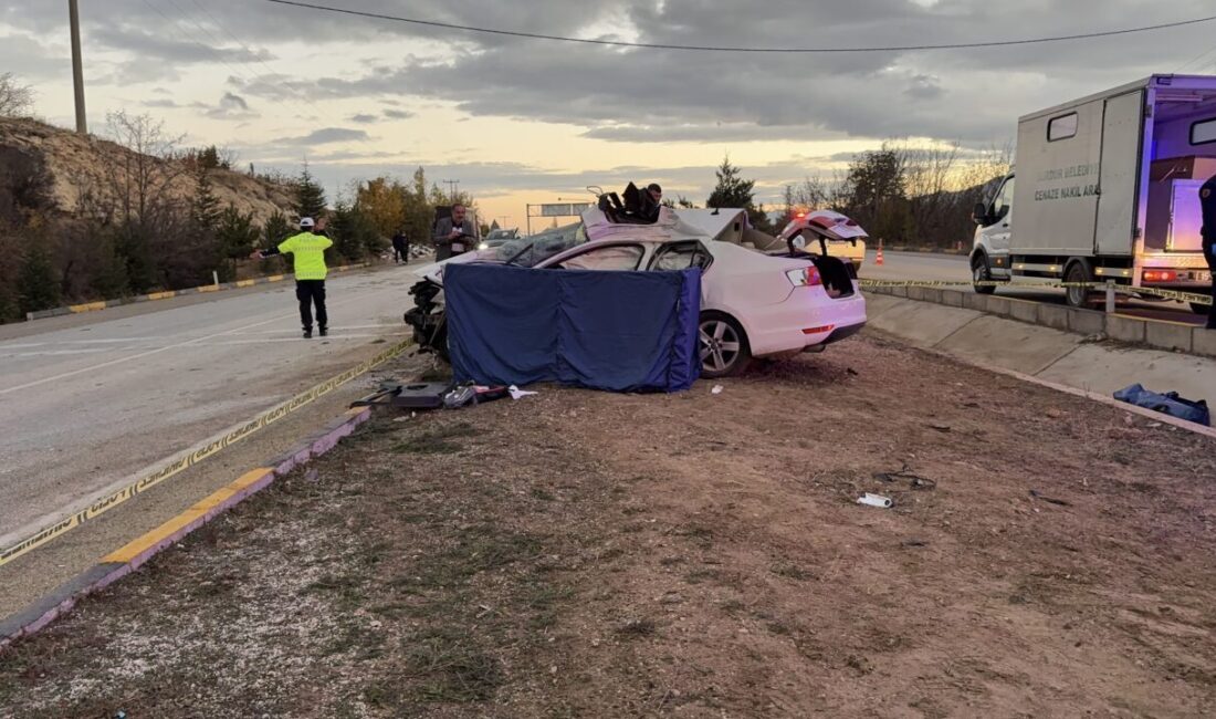 Burdur'da tırla çarpışan otomobilin sürücüsü hayatını kaybetti.