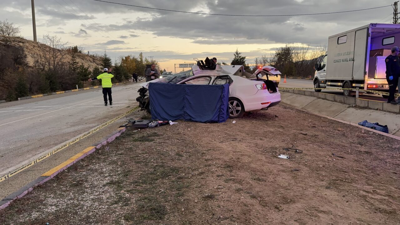 Burdur'da tırla çarpışan otomobilin sürücüsü hayatını kaybetti.