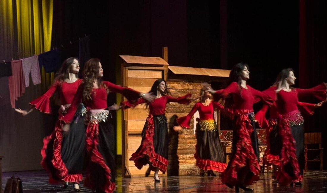 "Deli Ayten" adlı tiyatro oyunu Bursa'da izleyiciyle buluştu.