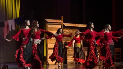 "Deli Ayten" adlı tiyatro oyunu Bursa'da izleyiciyle buluştu.