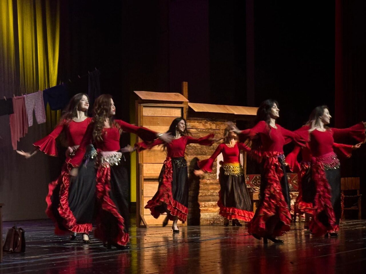 "Deli Ayten" adlı tiyatro oyunu Bursa'da izleyiciyle buluştu.