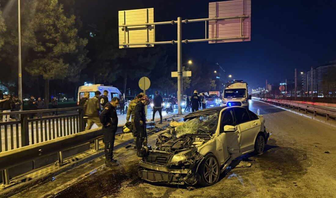  Bursa'nın Nilüfer ilçesinde otomobilin trafik levhası direğine çarpması sonucu 6