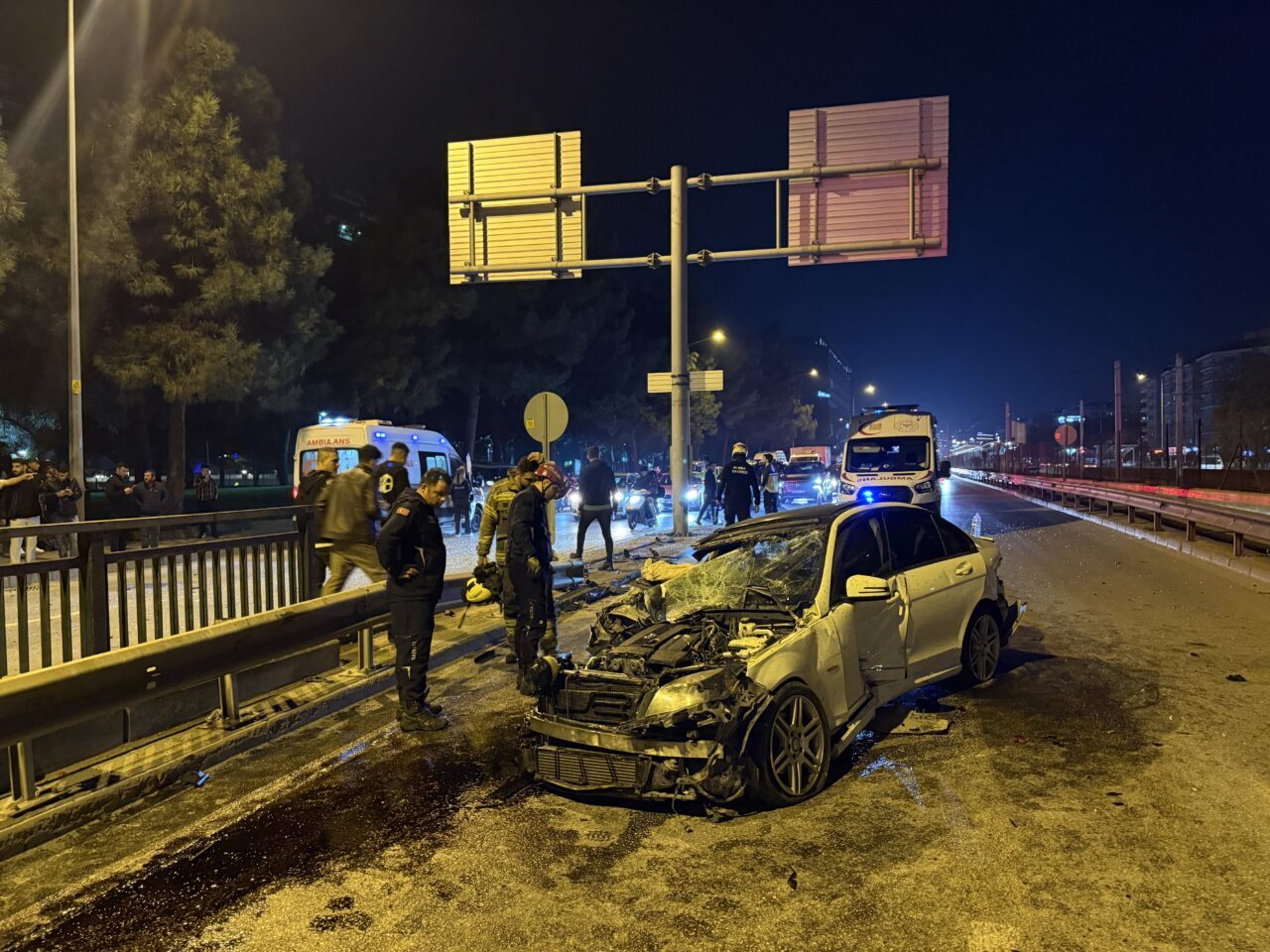  Bursa'nın Nilüfer ilçesinde otomobilin trafik levhası direğine çarpması sonucu 6