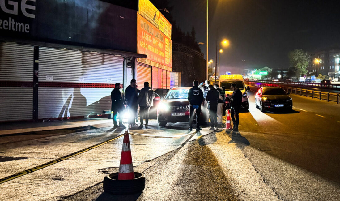 İstanbul Büyükçekmece'de seyir halindeki otomobilde çıkan silahlı kavgada 2 kişi