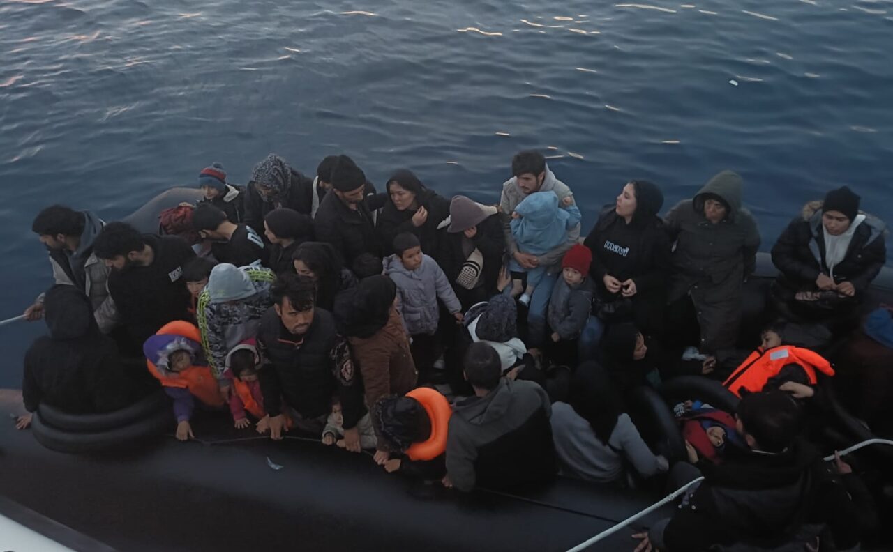  Çanakkale'nin Ayvacık ilçesinde aralarında kadın ve çocukların da bulunduğu 42