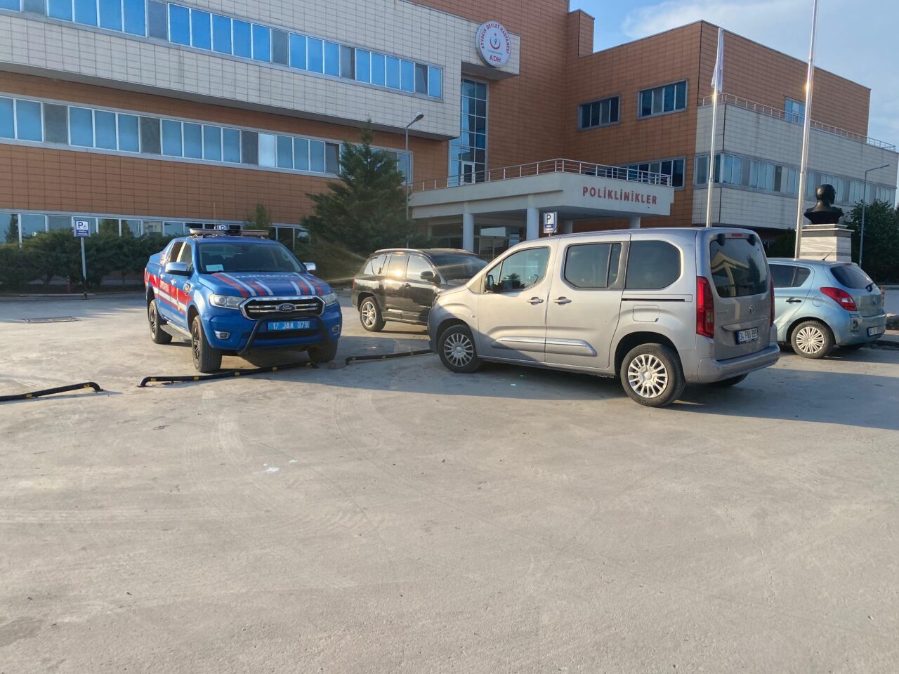 Çanakkale'nin Ayvacık ilçesinde, boş arazide kız bebeği cansız bulundu.