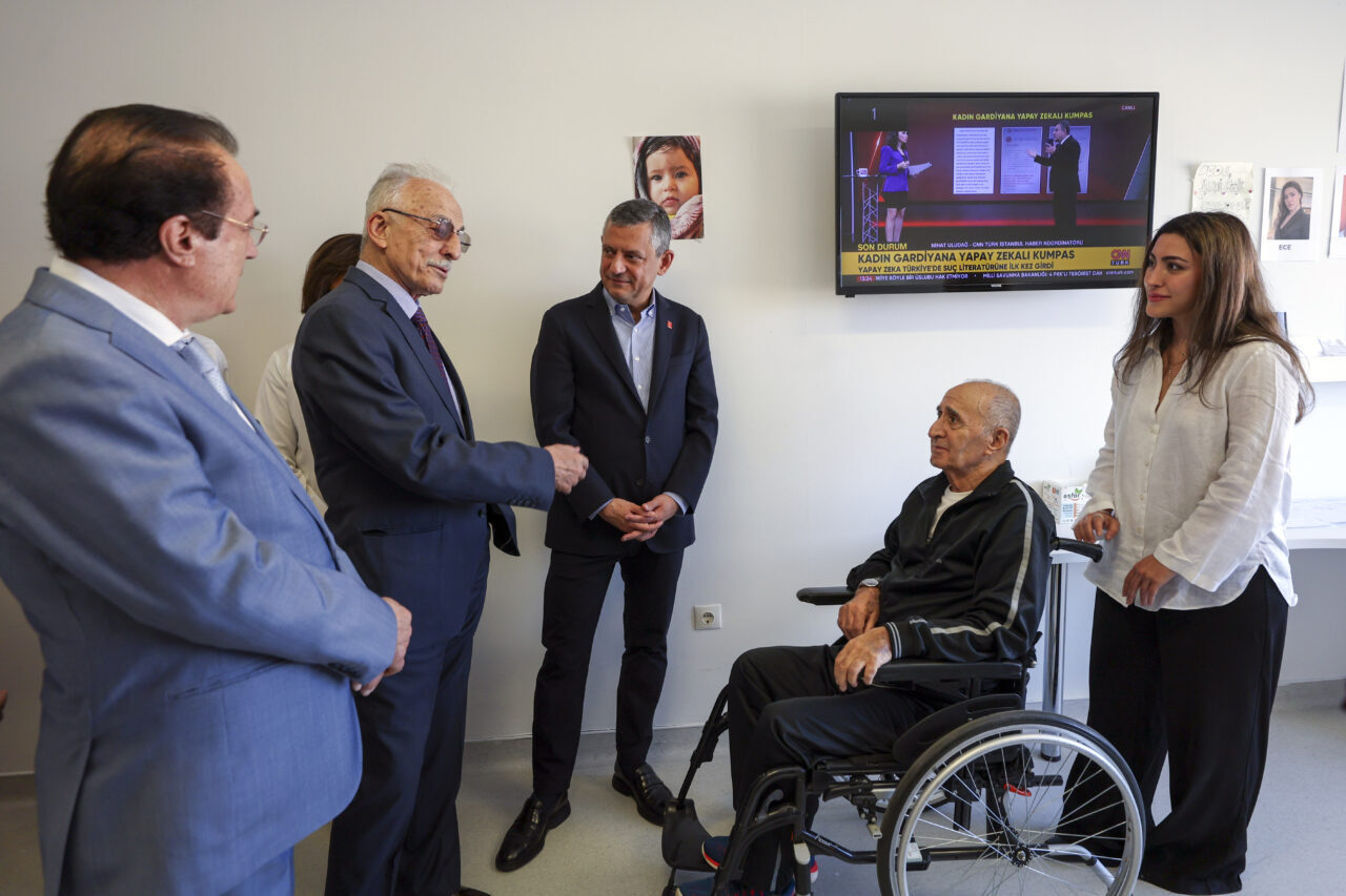 CHP Genel Başkanı Özgür Özel, partisinin önceki genel başkanlarından Hikmet