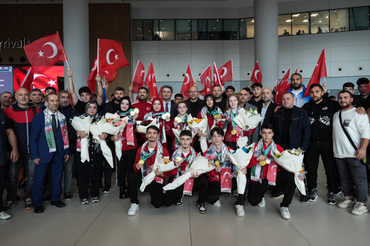  Çin'de düzenlenen 10. Dünya Kung Fu Şampiyonası'nda takım halinde şampiyonluğa